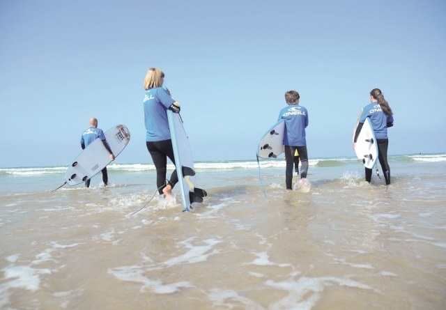  Surfeurs dans l'eau 