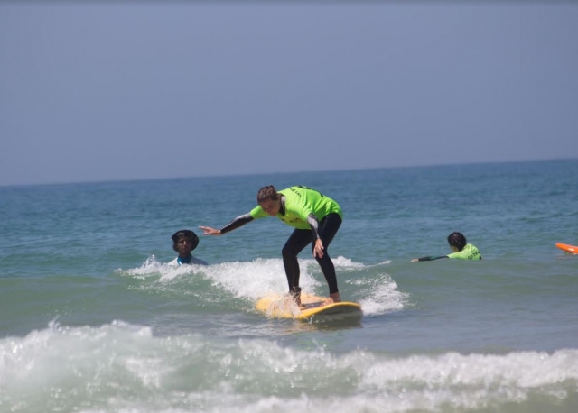 Adriana surfeando