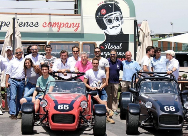 Junto a los vehiculos en el Jarama