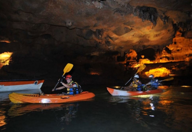 Expedicion en kayak por la cueva