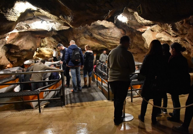 Embarcadero en la cueva