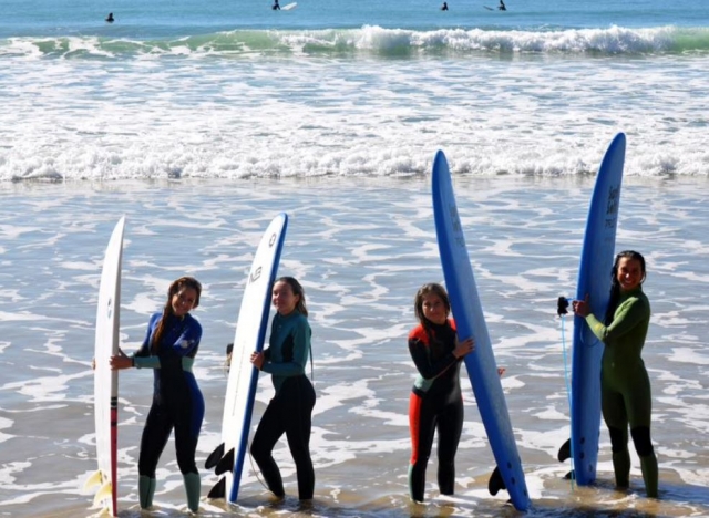 e-19743845-alumnas-con-tablas-de-surf-en-el-mar15059902396552.jpg
