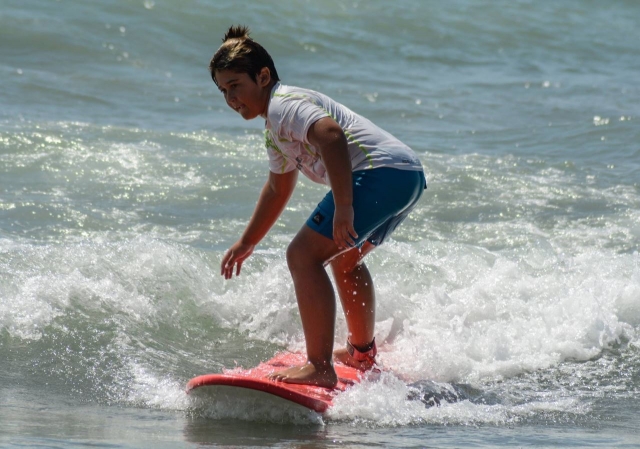 e-19743845-joven-surfista-en-su-tabla15059902409483.jpg
