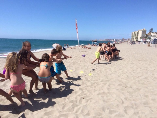 e-19743848-tira-de-la-soga-en-la-playa15059899101762.jpg