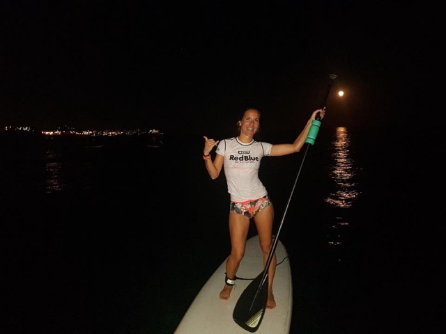 e-19743849-bajo-la-luna-llena-haciendo-sup15059898184330.jpg