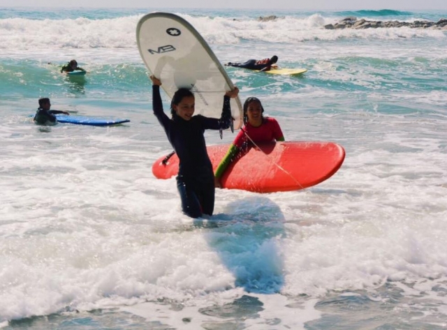 e-19743849-llevando-la-tabla-de-surf-sobre-la-cabeza15059898229601.jpg