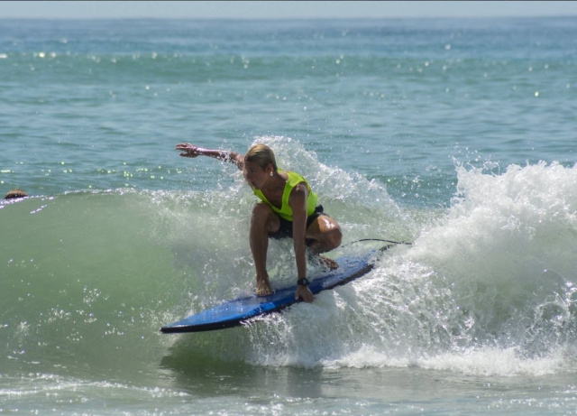 e-19743849-surfista-con-una-mano-en-la-tabla15059898242455.jpg