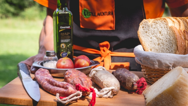  Taglieri di salumi e pane rustico 
