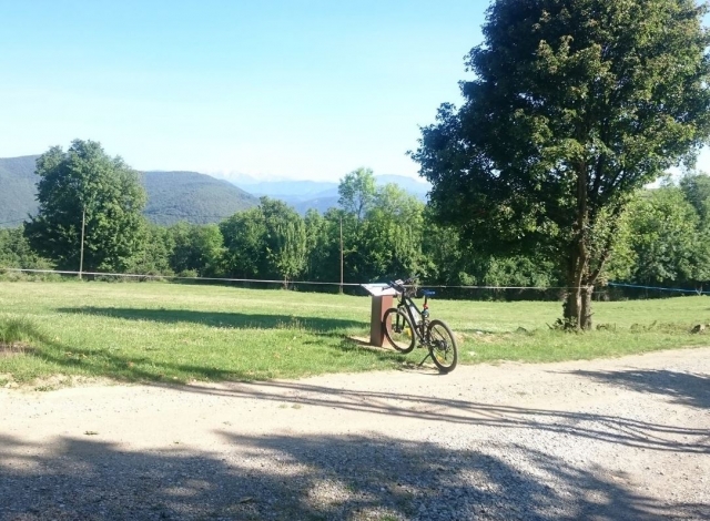  信息标志旁边的自行车 