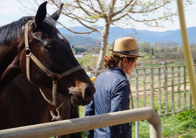 Amazona junto al caballo