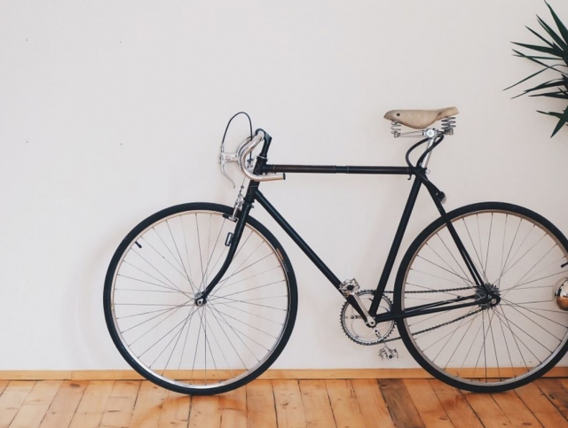 Bicicleta apoyada en la pared