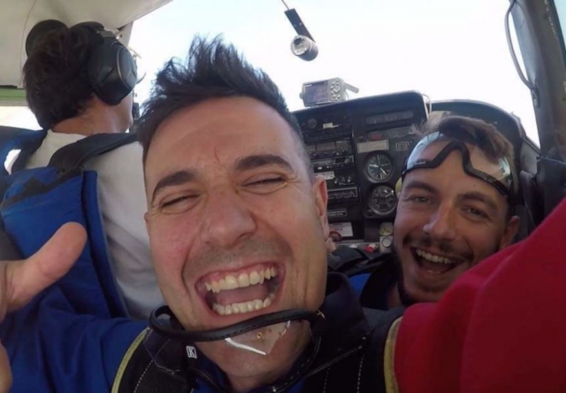 Dentro de la avioneta de paracaidismo