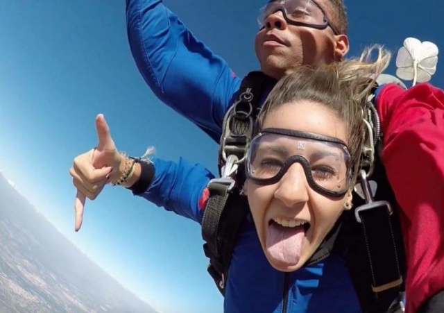 Haciendo gestos durante el salto tandem