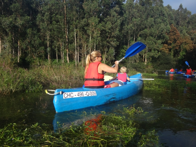 Con el peque en la canoa en el Eo