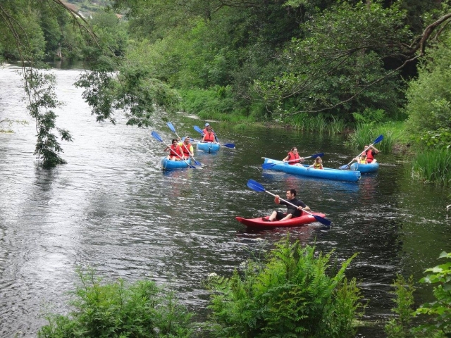 En canoa en grupo junto al monitor