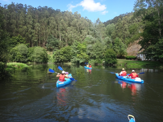 Navegando en canoa en el Eo