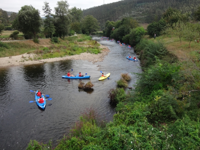Remando en canoa en el cauce del Eo