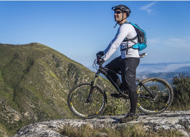 Ciclista en el sendero