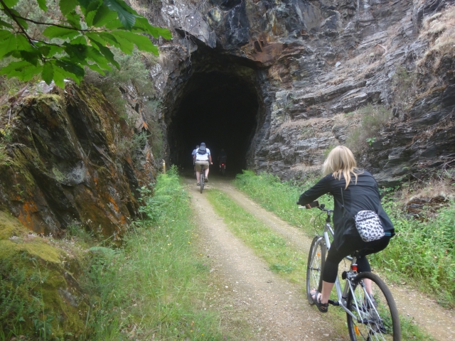 Tunel de roca en bici