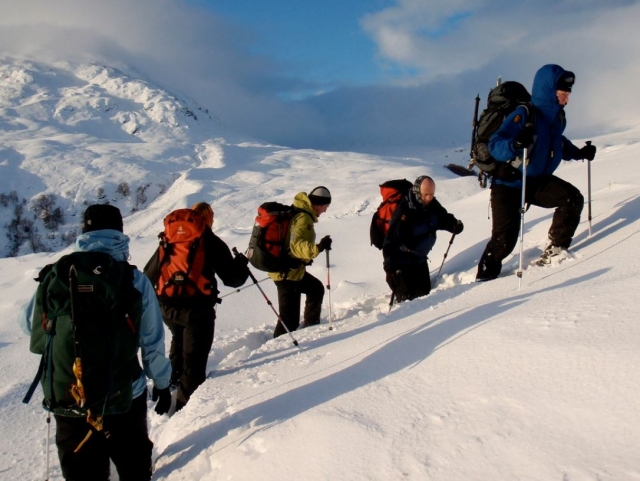  Ascending with snowshoes 