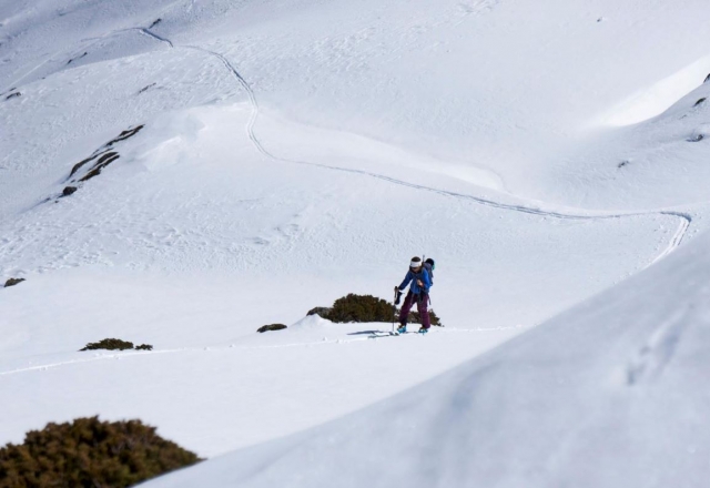 Esqui en cima nevada