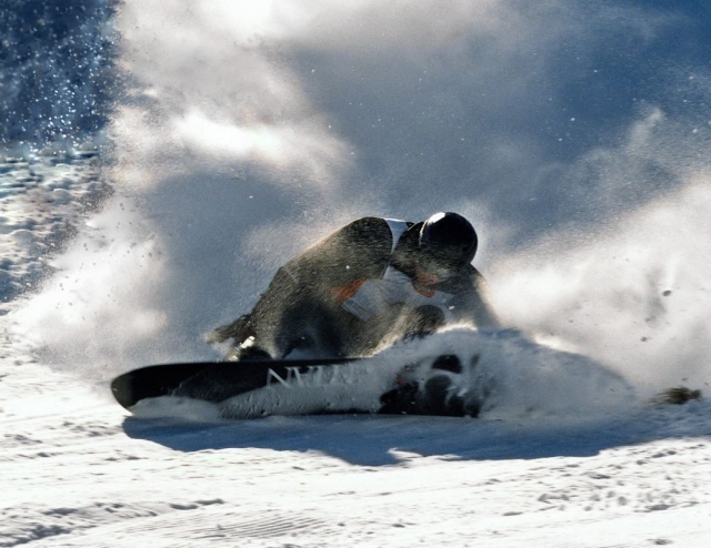 Levantando la nieve con la tabla