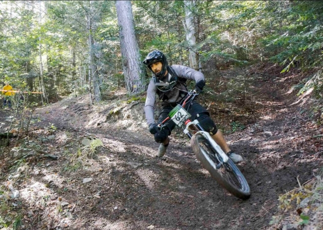 Bajando la senda en mtb