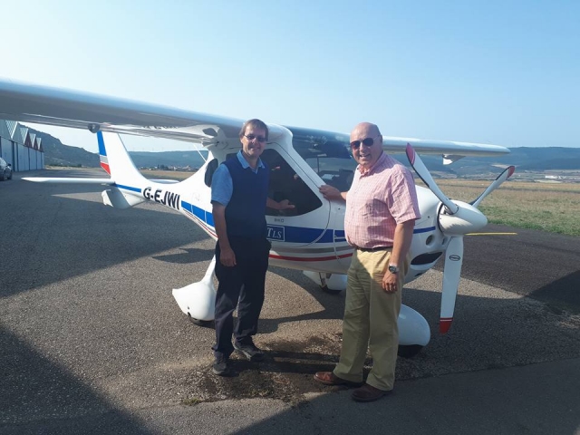 Posando junto a la avioneta