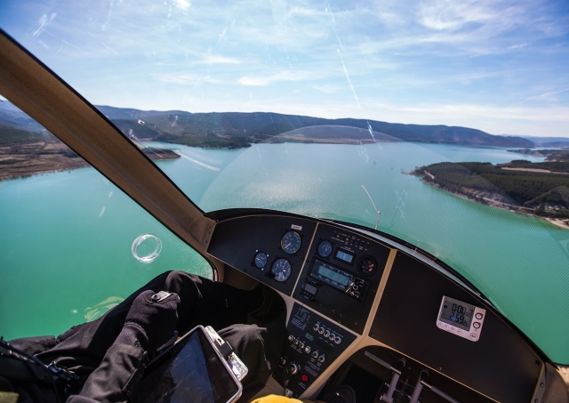 Sobrevolando el rio en Navarra