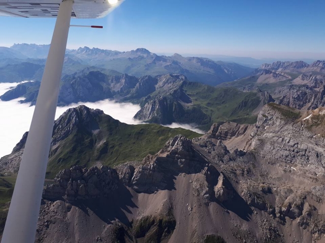 Volando por encima de las nubes