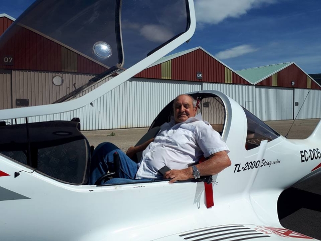 Colocandose a los mandos de la avioneta