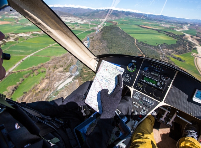 Revisando el plan de vuelo en Navarra