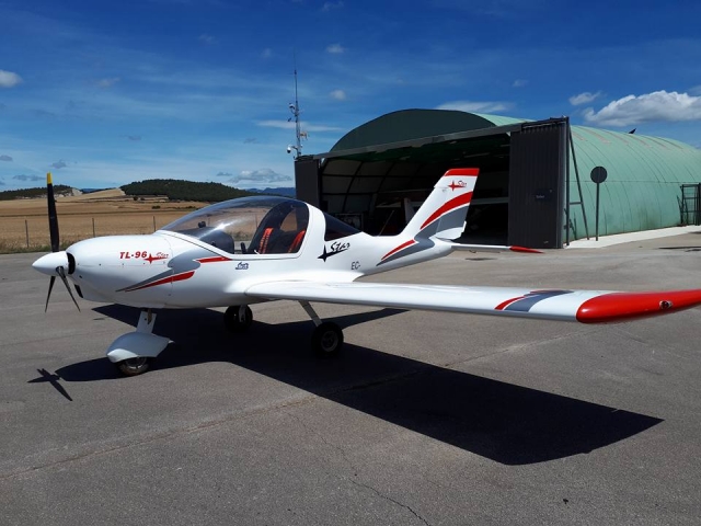 Aeronave a la entrada del hangar
