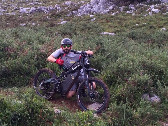  Posieren mit dem Motorrad während des Ausflugs 