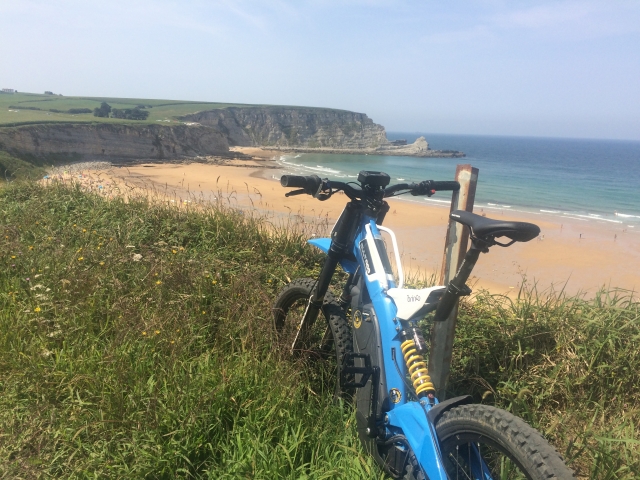  Bultaco mit Blick auf das kantabrische Meer 