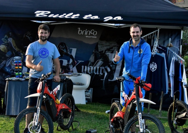  Posieren mit dem Bultaco Brinco 
