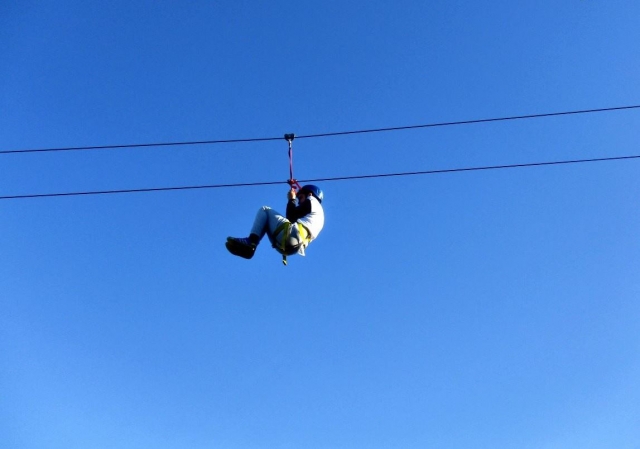 Volando en la tirolina