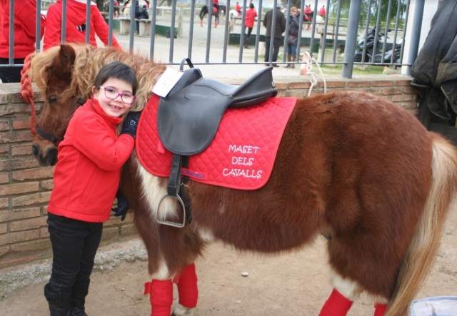 Peque abrazando al poni