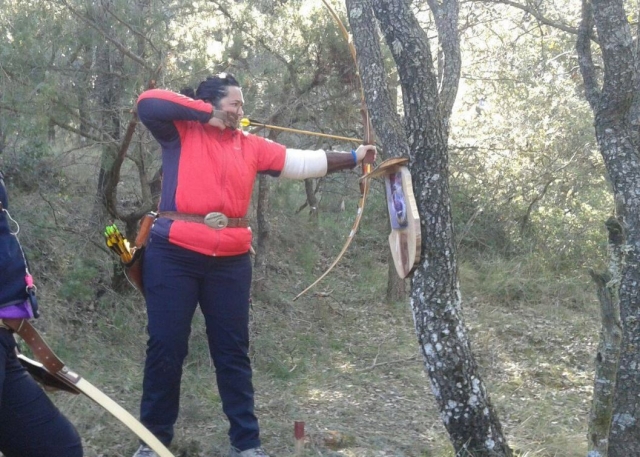 Tiro con arco en el bosque