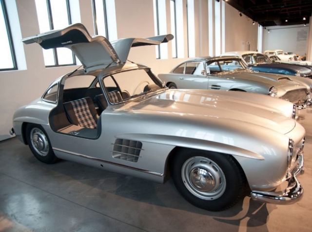  Classic luxury vehicle 