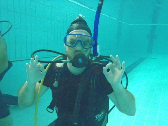 e-19744267-practicando-en-la-piscina15075387534807.jpg