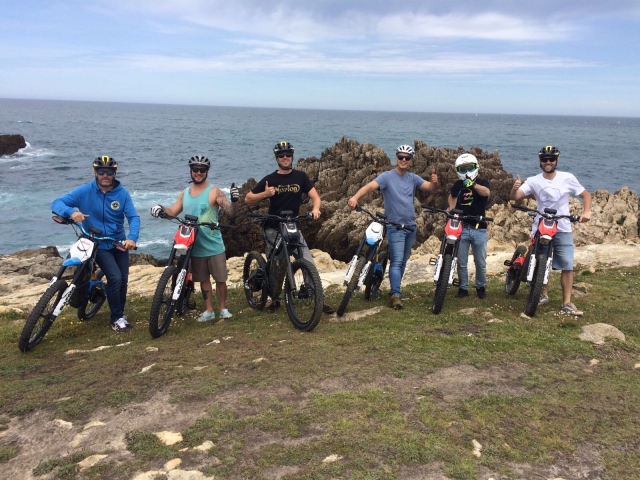 Mit den Motorrädern und dem Meer im Rücken 