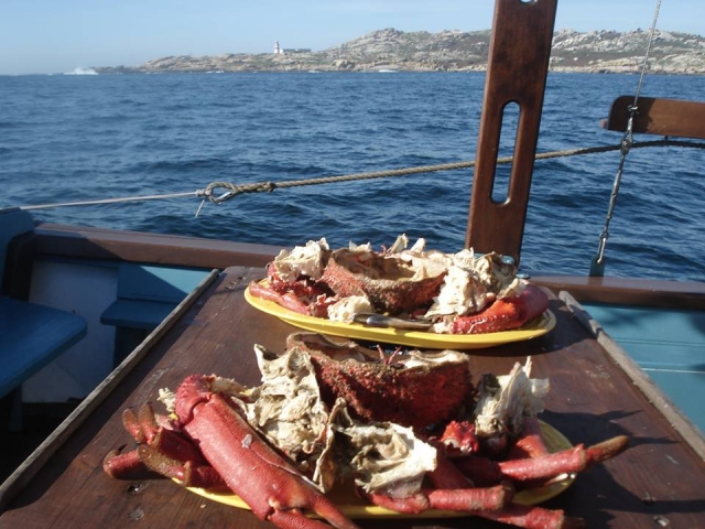 comiendose lo pescado