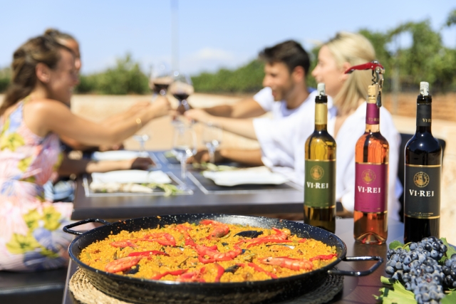 Deliciosa paella acompañada de nuestros vinos