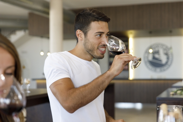 Joven en la degustación de vinos