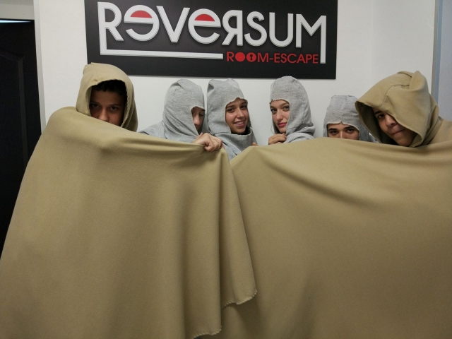  用斗篷遮住自己 