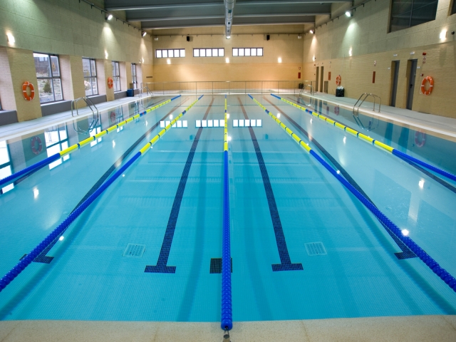 Piscina en instalaciones educativas