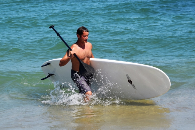  带着冲浪板离开水面 