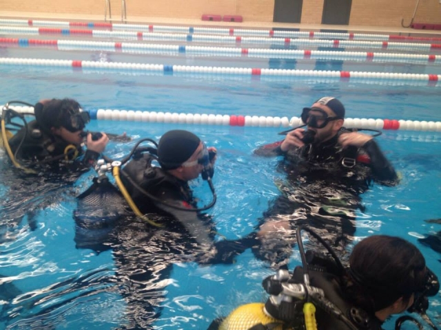 Clases prácticas de buceo en piscina