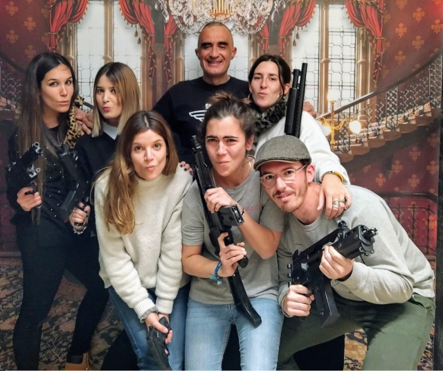  一群人联合起来离开那里 